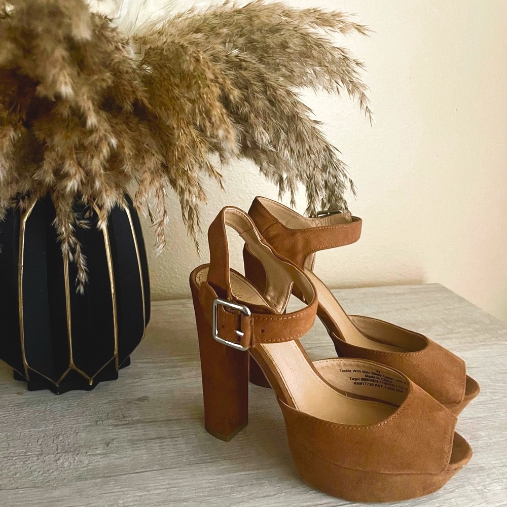 Tan foxy platforms